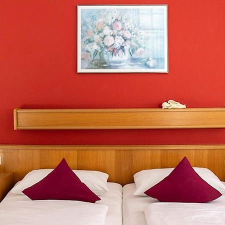 Hotel Garni Zum Hirschen Iphofen Bagian luar foto