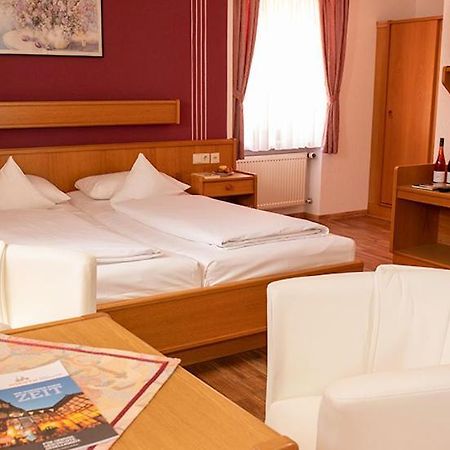 Hotel Garni Zum Hirschen Iphofen Bagian luar foto