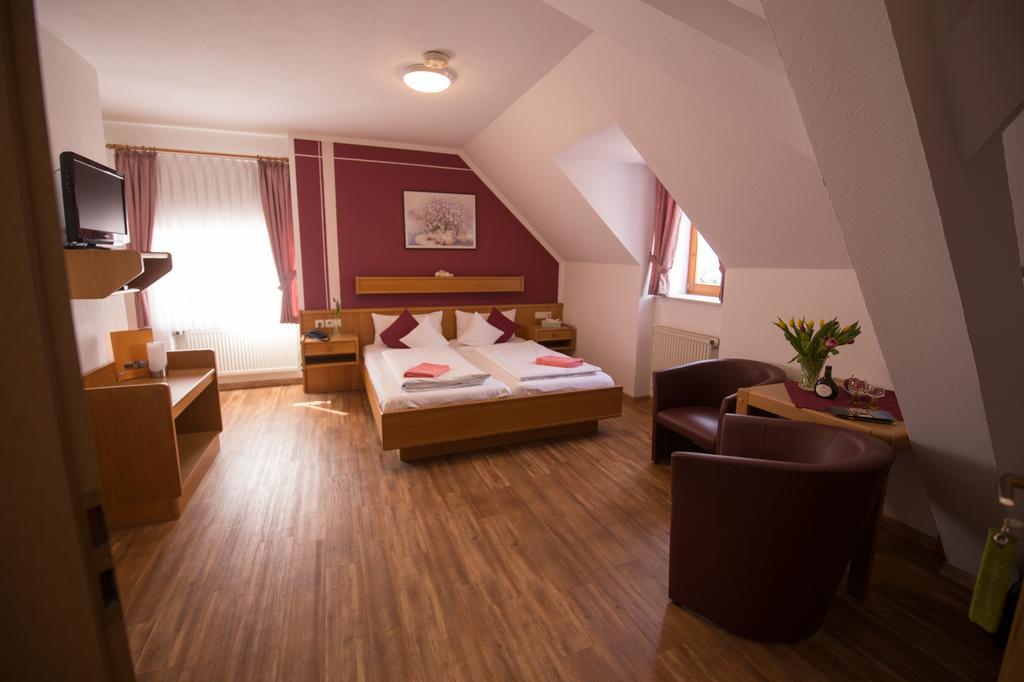 Hotel Garni Zum Hirschen Iphofen Bagian luar foto