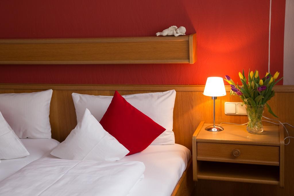 Hotel Garni Zum Hirschen Iphofen Bagian luar foto